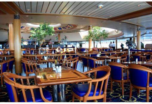 Mesas del Windjammer Cafe, el buffet del barco